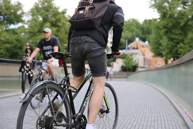 Pyöräilijä sillalla 1