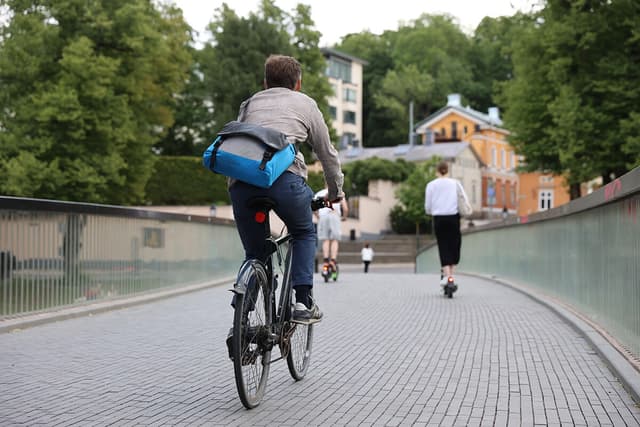 Pyöräilijä sillalla 2