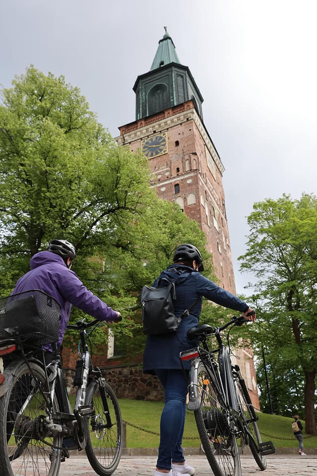 Pyöräilijät kirkossa