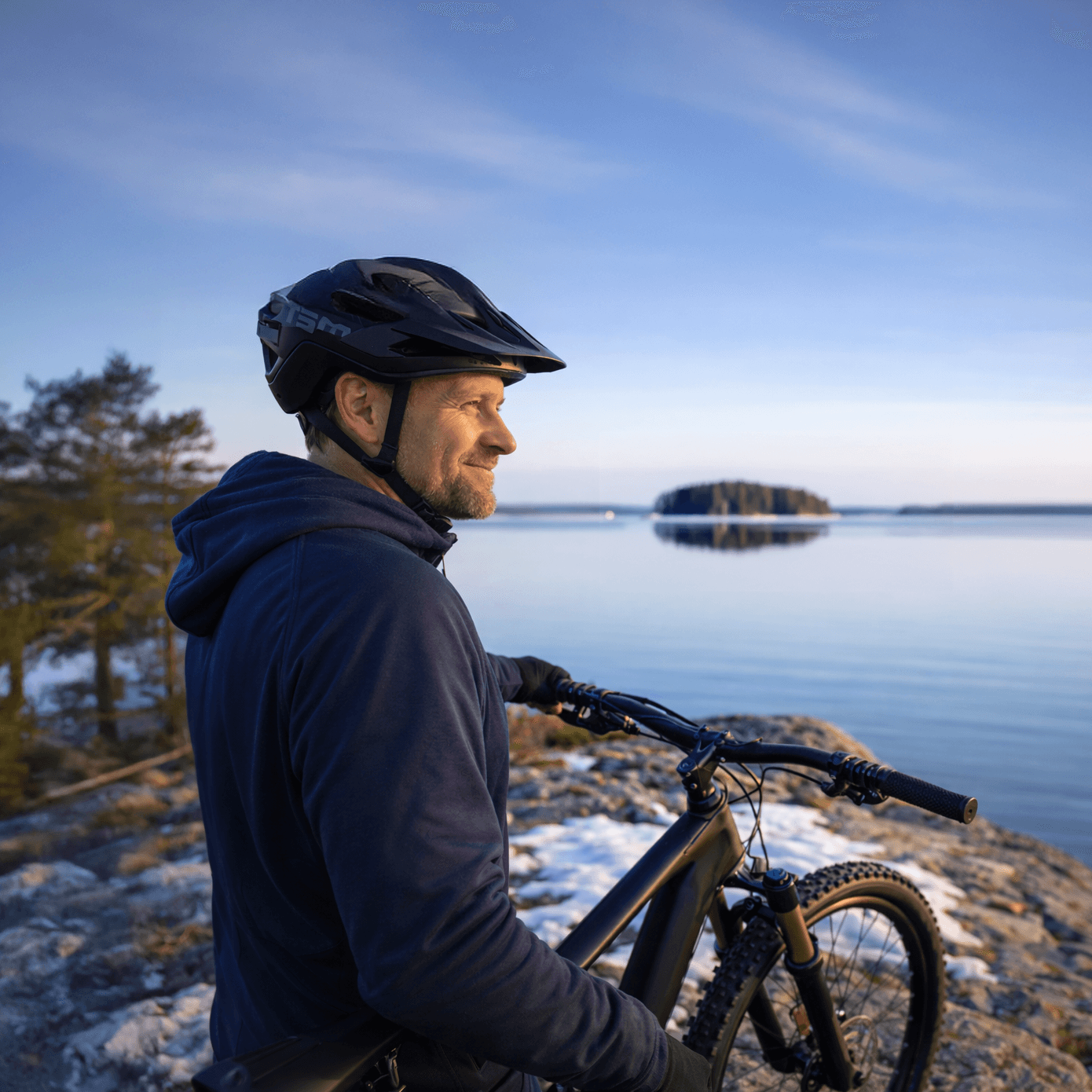 Työsuhdepyörää käyttävä henkilö pyörän kanssa ulkona.