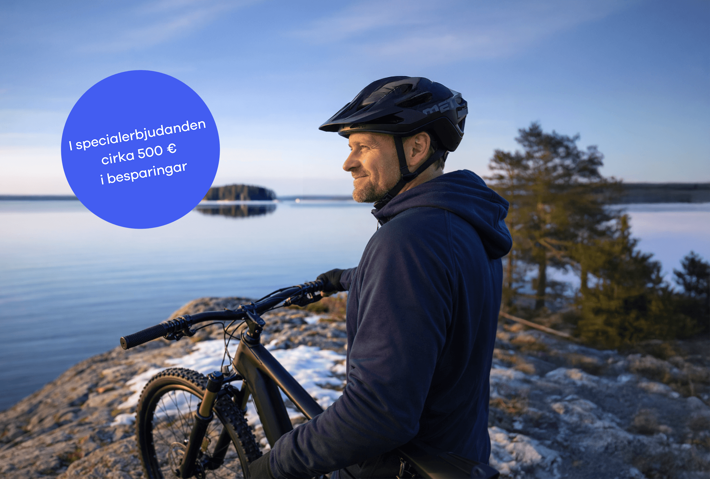 Man med cykel vid en sjö